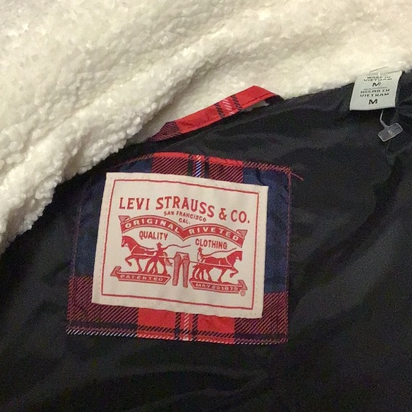 Levi's Red Plaid Bubble Puffer Jacket🎀 - Picture 4 of 9